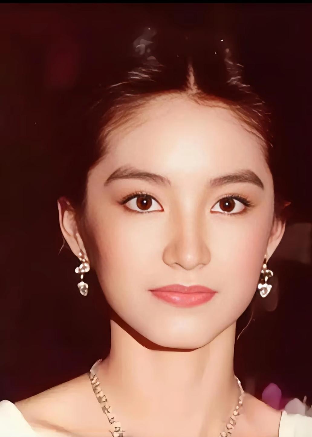 那时候没有美颜，没有滤镜，都能美成那样。难怪张国荣说她是中国第一美人。是琼