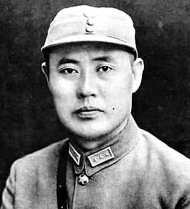 1949年，蒋介石因傅作义促成北平和平解放，密令毛人凤暗杀傅作义。毛人凤派出女特