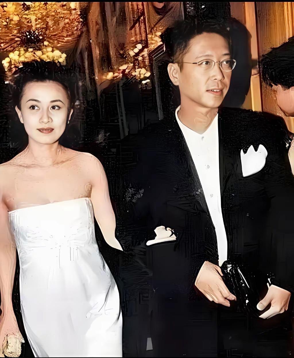 许晋亨与刘嘉玲曾公开相恋。1986年经吴君如介绍相识，许晋亨一见钟情主动追求，二