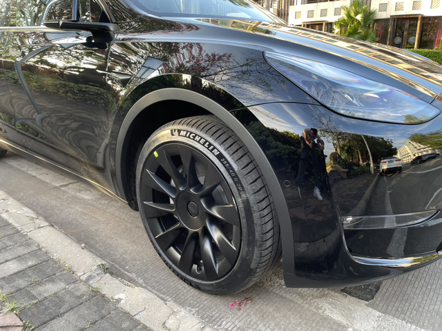 提车第一天轮毂刮花了怎样修ModelY20寸轮毂，提车第一天，停车时就刮到