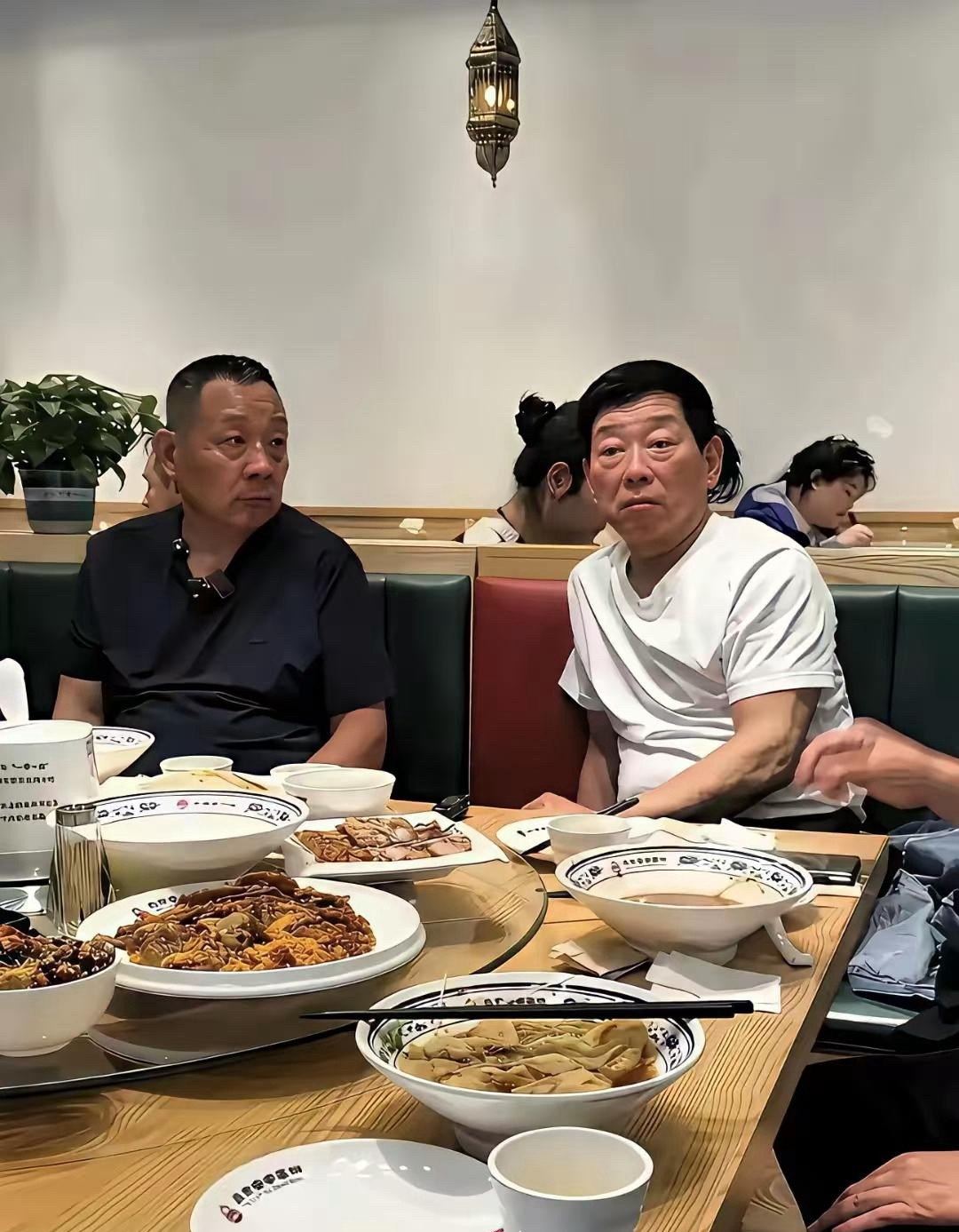 看到胖东来董事长于东来和长城汽车董事长魏建军同桌吃饭的场景，我才知道什么叫格局，，全程没有山珍海味，