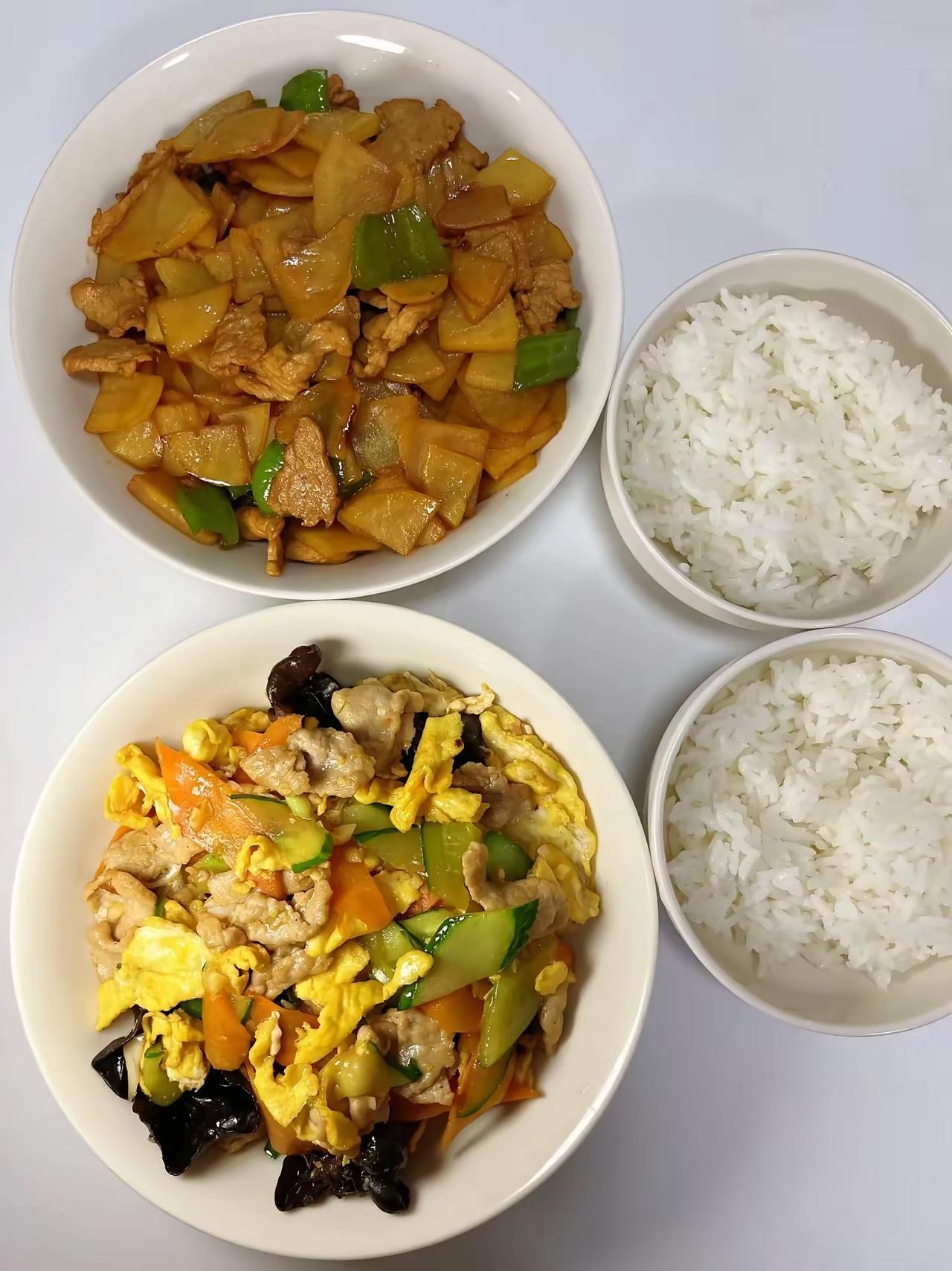 应该一素一荤才对，青椒土豆片素炒，木须肉放点肉，这样即省肉又营养！仅供参考[偷笑