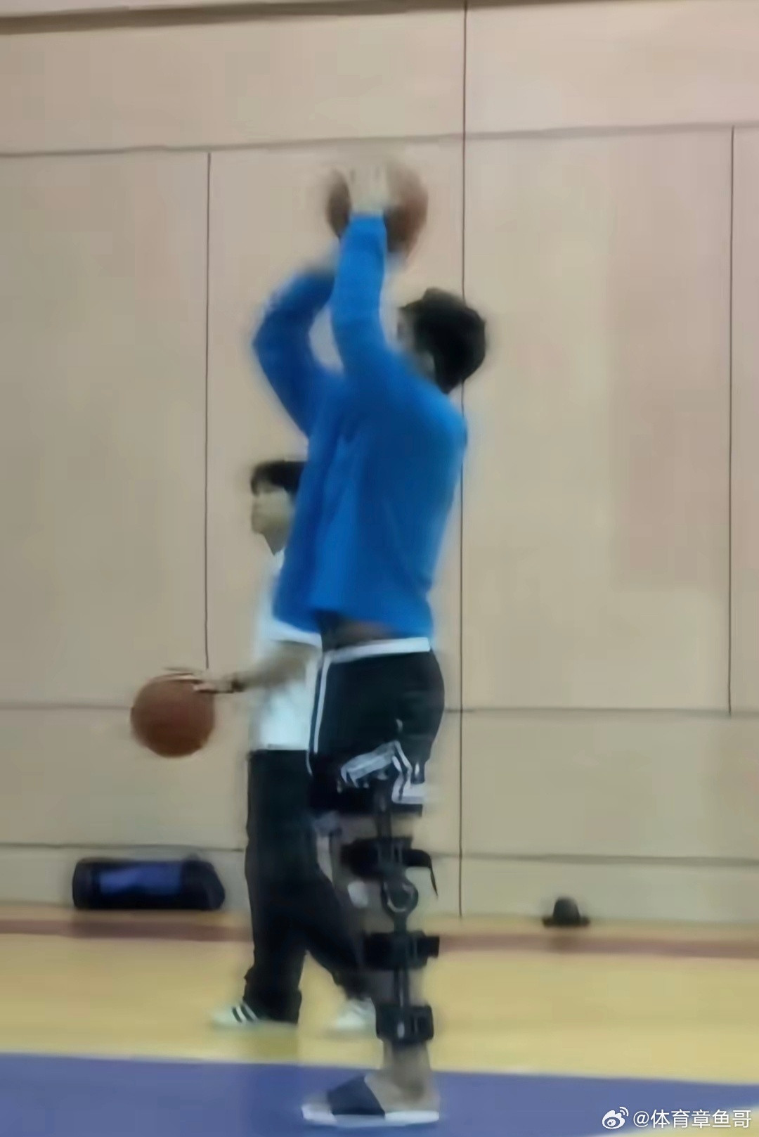 CBA带着护具打篮球的郭艾伦！还是那么帅！郭艾伦被诈骗近千万