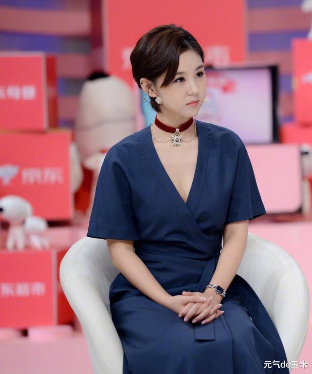 短发的李小萌好高级! 穿蓝色v领裙脖挂"项圈", 气质真