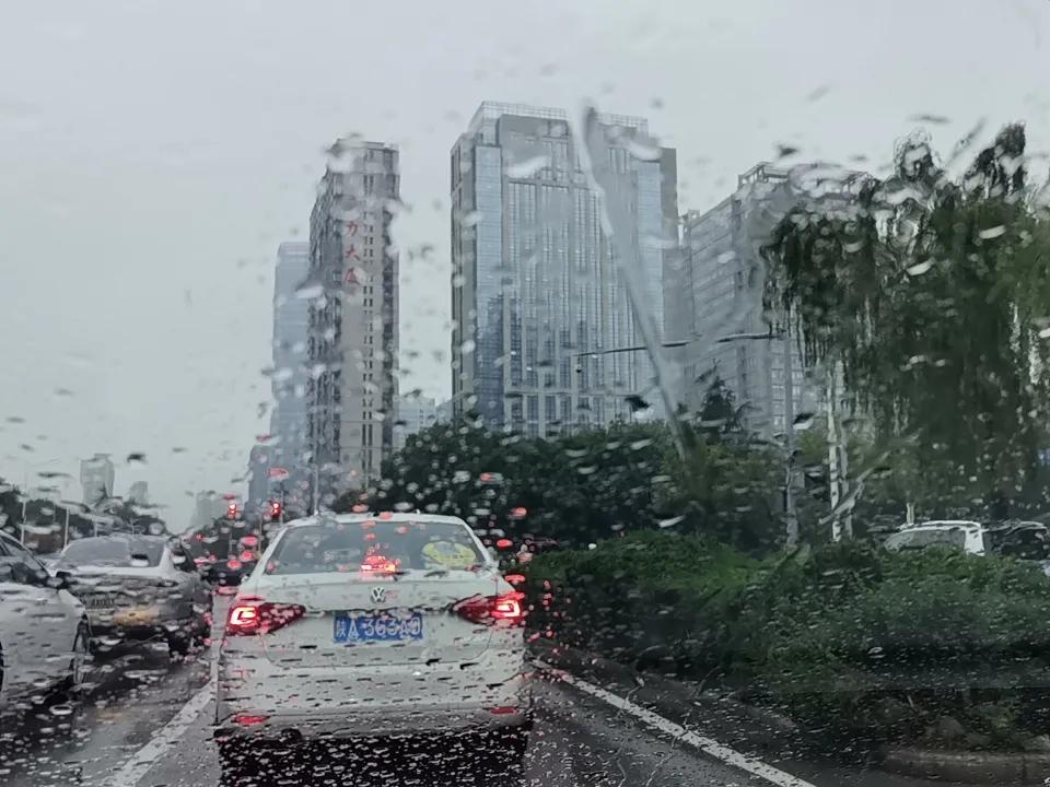 西安下了一个月的雨准确的应该说是一个多月。改变了我的脾气。以前开车的时候