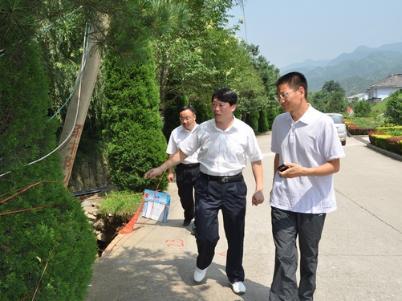 市局一把手下来出发，县里竟然只派了分管副县长陪同，我站在一边感觉不是那么回事啊！