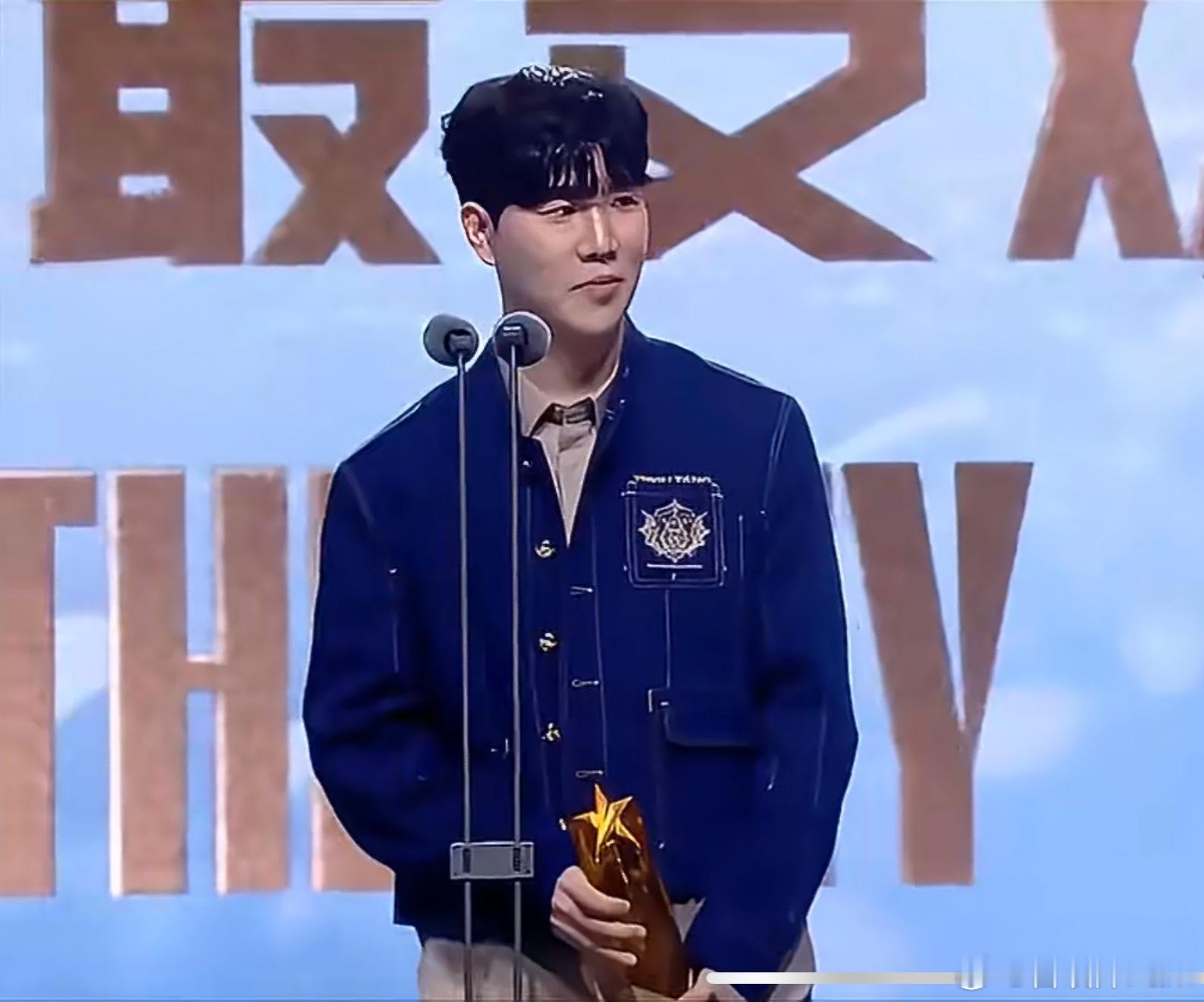 突然想到连续三年获KPL最受欢迎选手的一诺休息了，六次捧起LPL最受欢迎选手的T