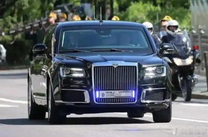 莫迪搭普京专车这是普京的专车，也是俄罗斯的红旗车，俄罗斯奥鲁斯防弹轿车，拥有BR