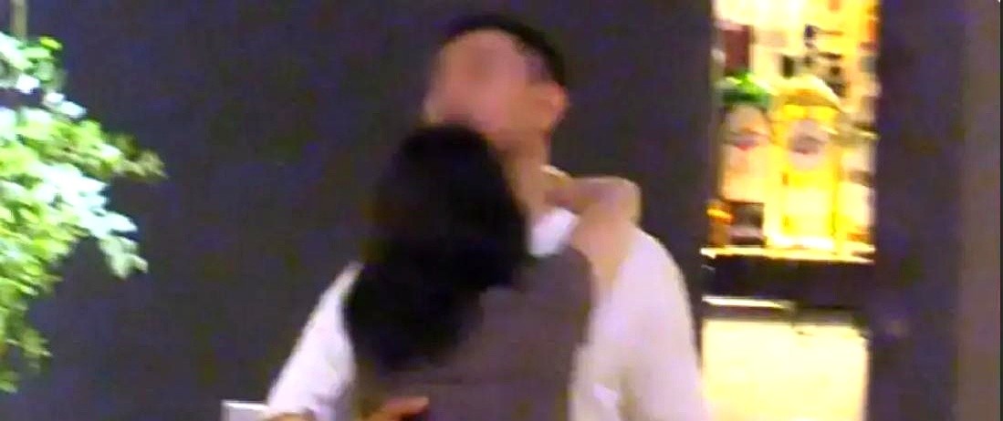 彭小苒被拍到和男子搂抱，她没藏着掖着，直接承认“正在接触”。就这一句话，评论区炸了。有人忙着给男方“