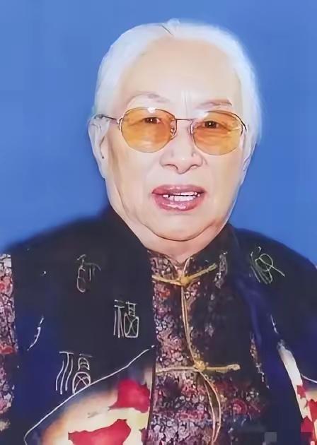 1985年，纽约机场，78岁的宋希濂猛地抓住陈赓遗孀傅涯的手，硬塞过去一沓美元，