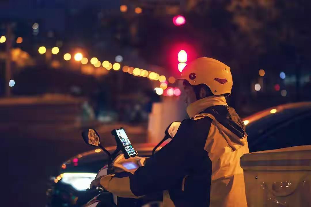 最近刷到美团骑手万灯辉的故事，真的特别有感触。他以前自己开火锅店做生意，行情好的