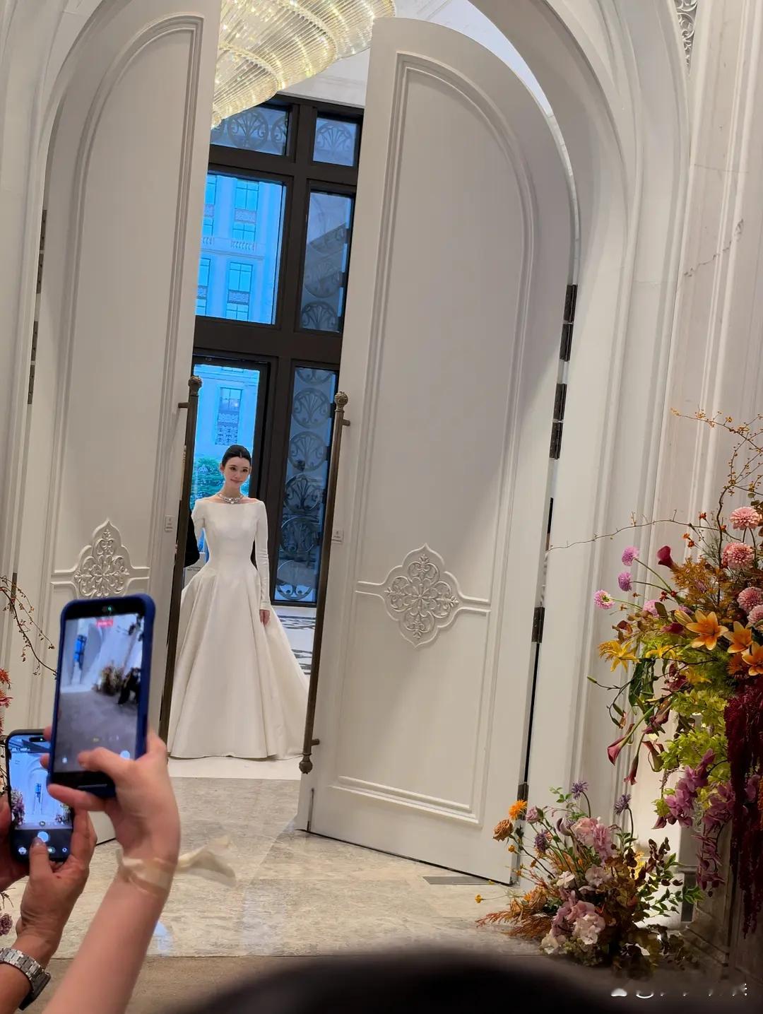 奚梦瑶答谢宴为啥不换婚纱。奚梦瑶此次澳门答谢宴她穿的就是法国古堡婚礼那一件Dior高定主纱，只去掉头