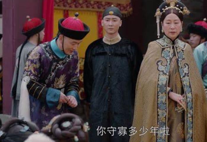 1900年，慈禧第一次见周莹便问：“你丈夫呢？”30岁周莹回道：“民女守寡14年