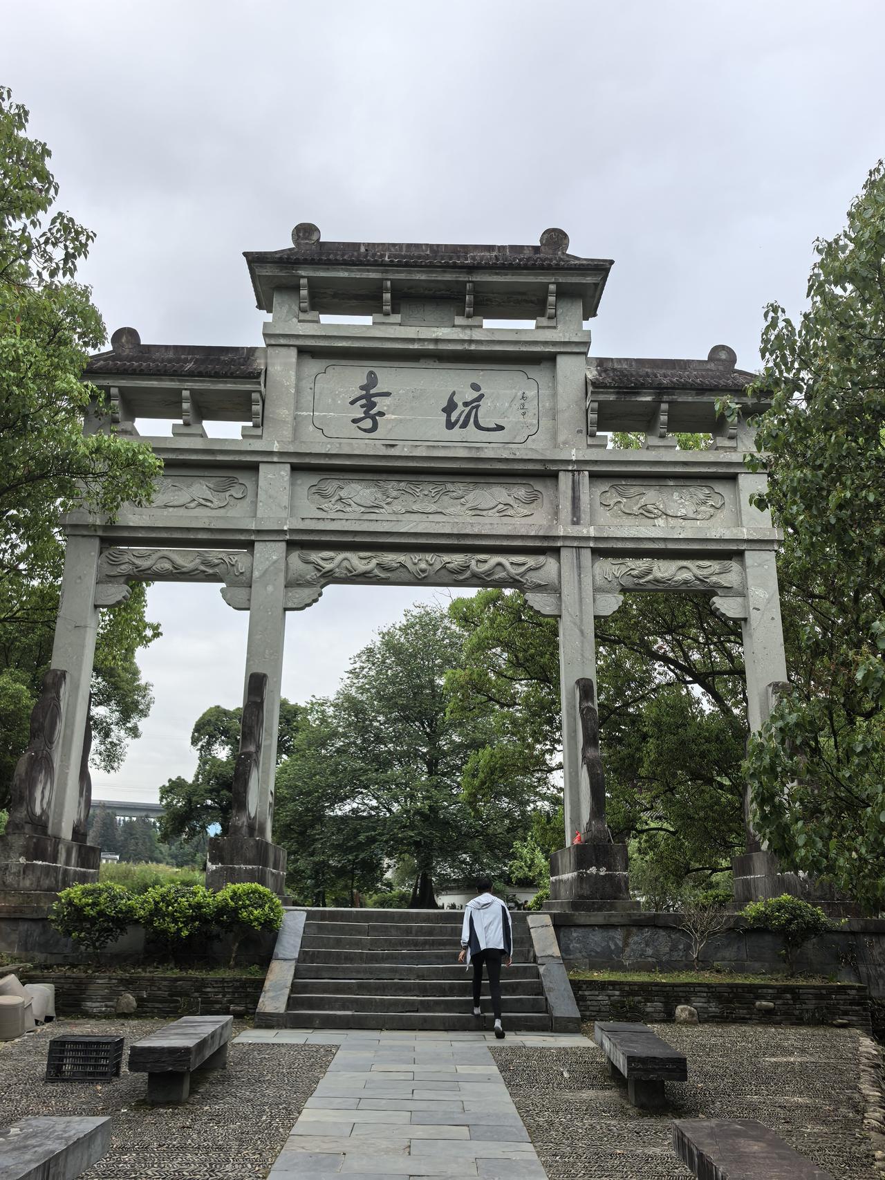 李坑漫步今日自江湾酒店启程，驱车十余分钟，便抵达婺源又一处古韵古