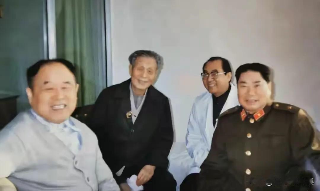 1987年，时任中央顾问委员会常委的杨得志（右一）与同样年事已高的李志民（左二）