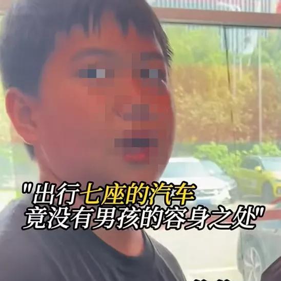 后备箱男孩的爸爸现在应该后悔了。他晒出儿子上的是5万一学期的学校。本来自己能