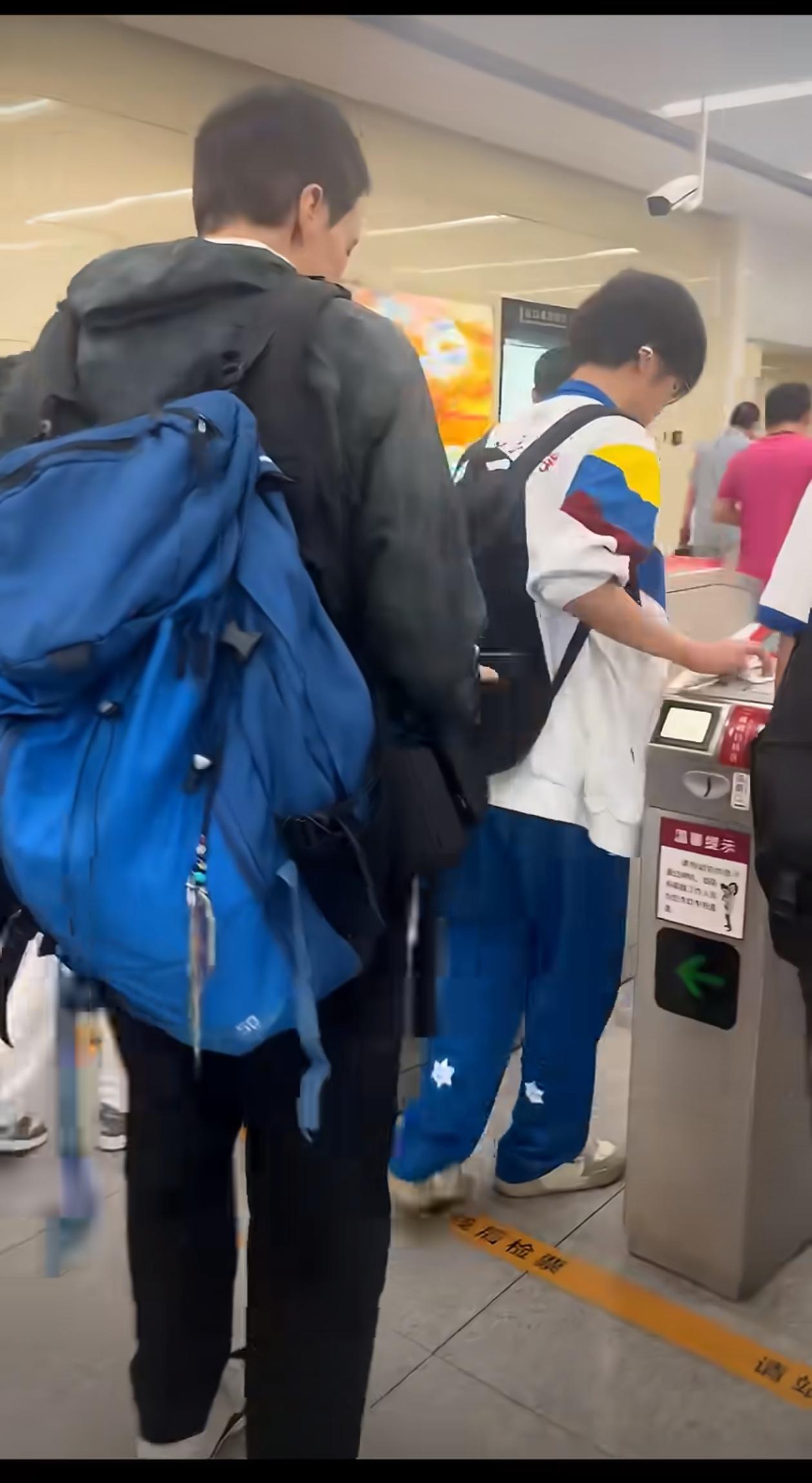 网友爆料一老外长期尾随乘客蹭闸机逃票，专挑人多时紧贴前面乘客进出站，目击者称“但