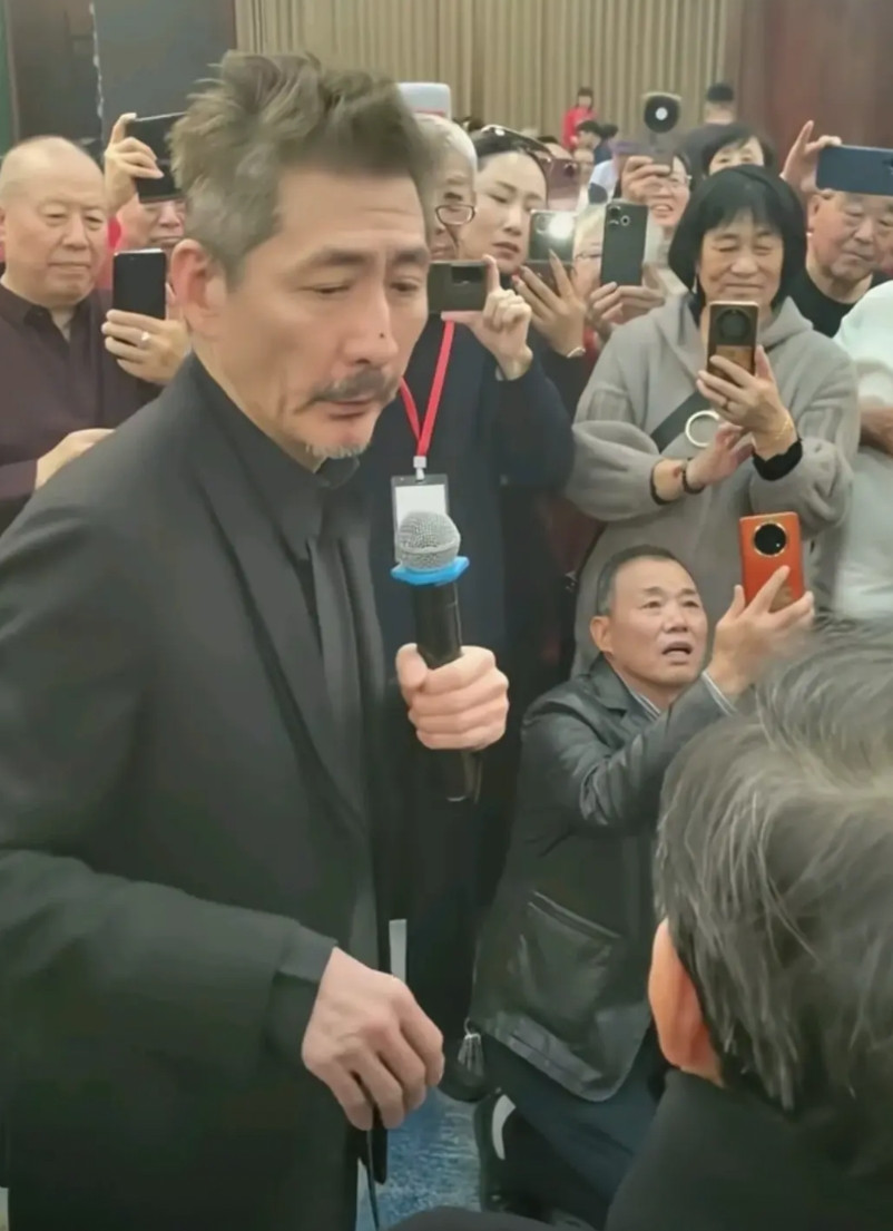 57岁的元芳扮演者张子健为80岁的老父亲张志宽过80岁生日，生日当天，现场热闹非