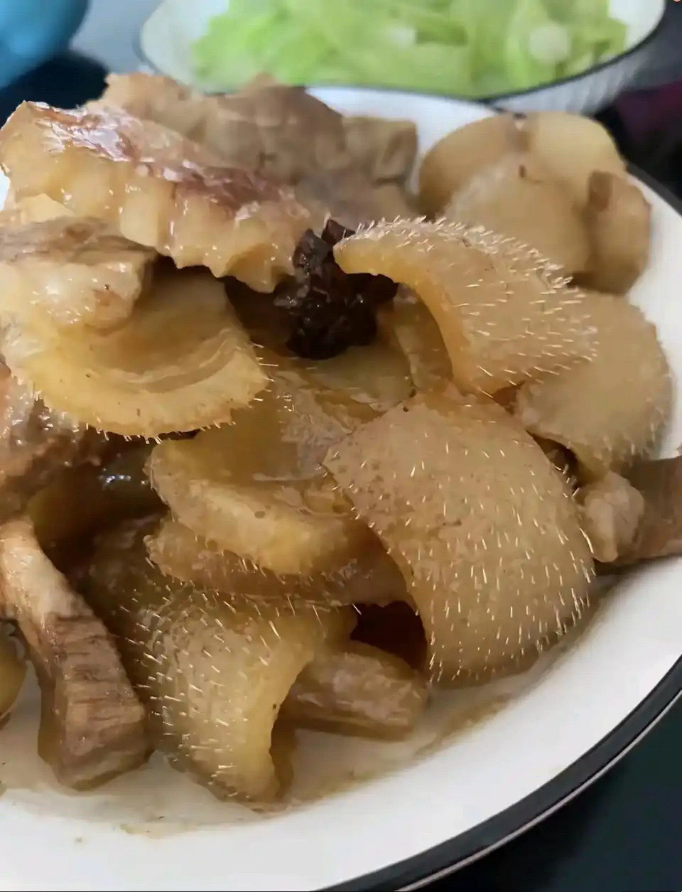 朋友出去吃饭，发了个照片回来让看看这个菜见过没有，点开来一看这是啥啊，不就是猪皮