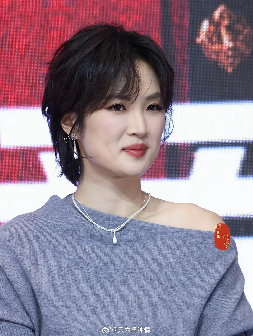 直到今天我才看懂，姚安娜手里握着的，根本不是资源，而是“免撕金牌”。你以为她爹给