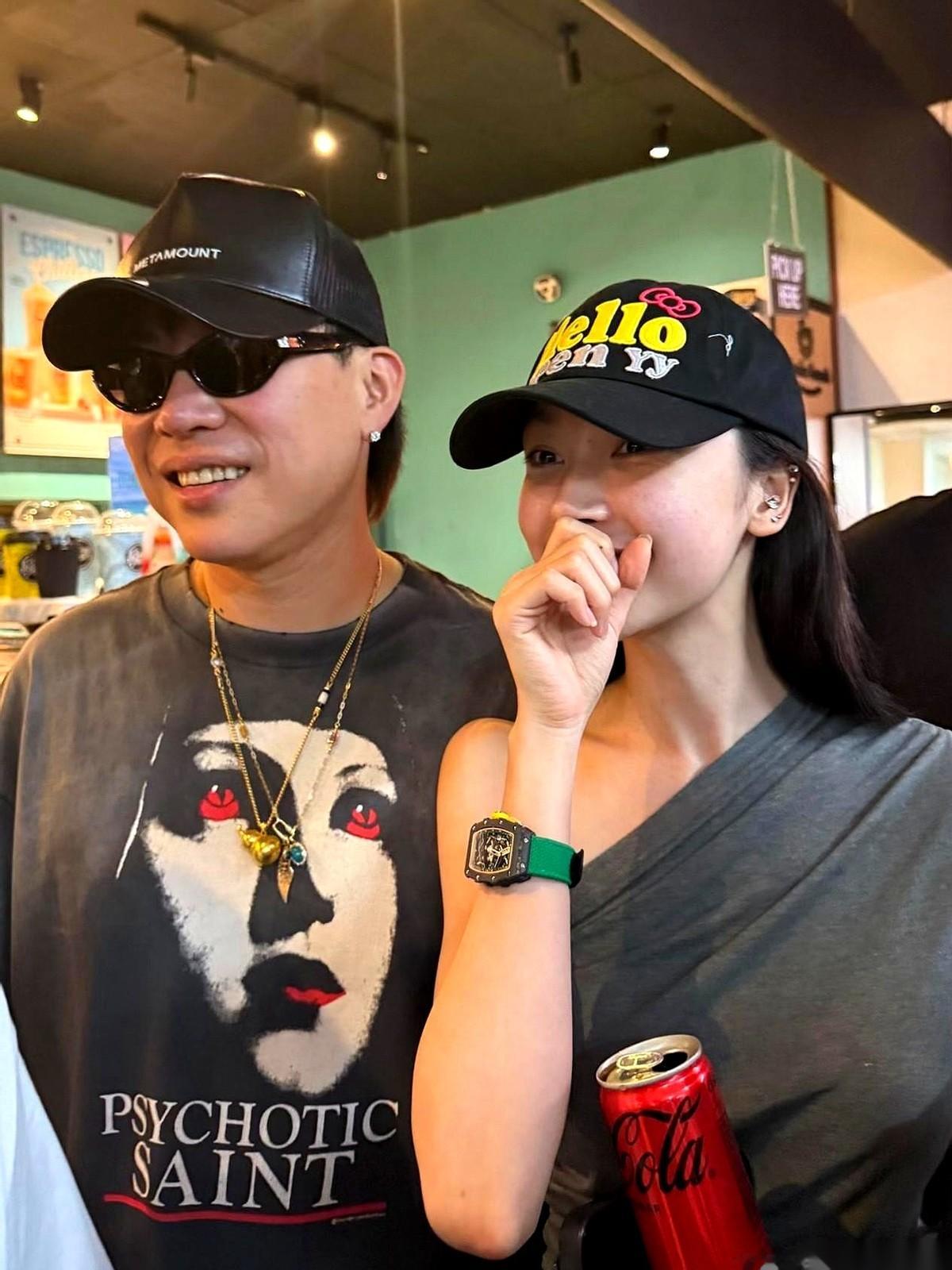 我揉了揉眼睛，以为看错了。胡彦斌和易梦玲。一个是音乐才子，一个是纯...