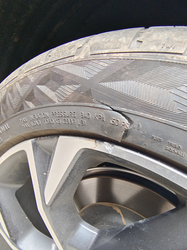 轮胎刮了，才发现可能是交车那天进小区地库比较窄，路不熟悉挂了。4s的让我换胎