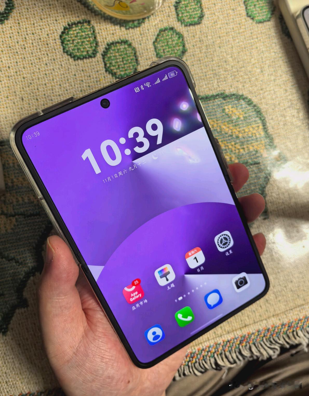 想给老婆买一部手机，她却说不要!她的手机用了快3年了，电池已经很不耐用，我一直