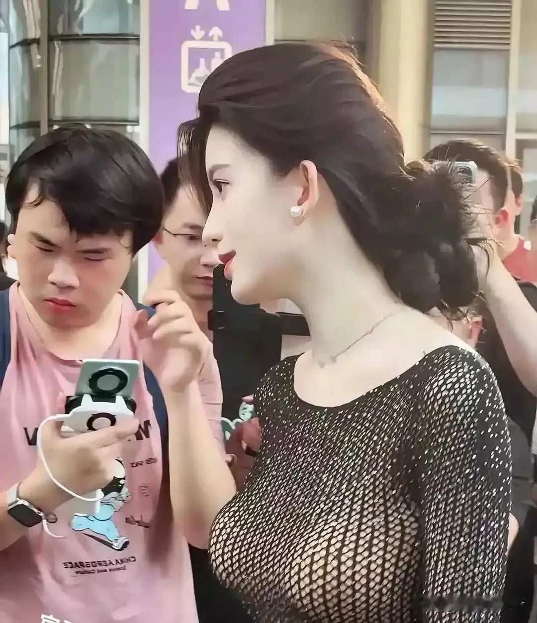 小伙总想着玩手机，不理风情！！