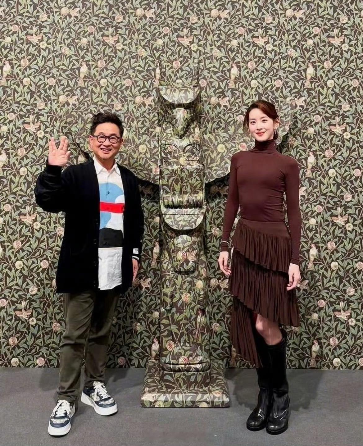 章泽天伦敦看展，打扮洋气时髦章泽天肋骨外翻​​​