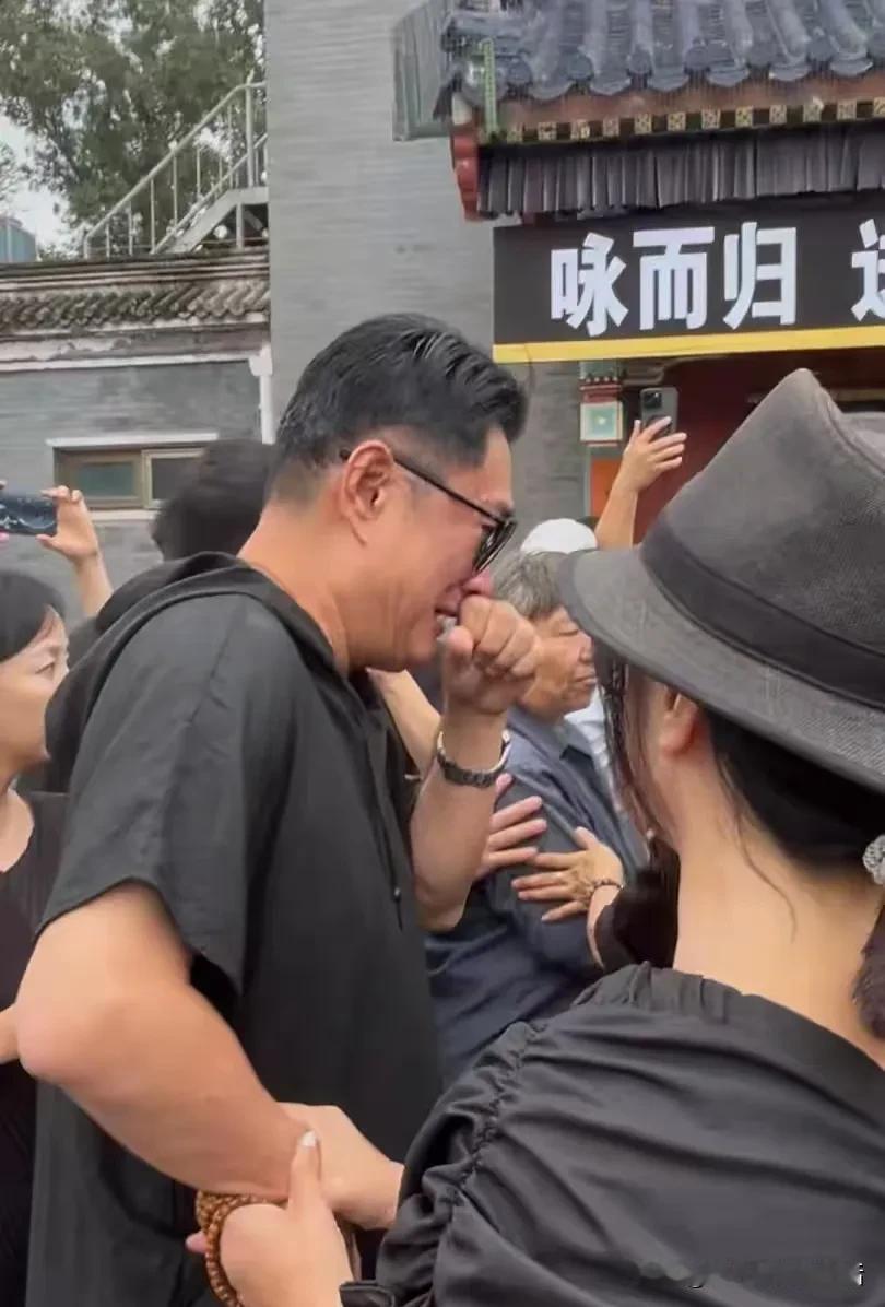 黄安在千百惠葬礼上痛哭，说祖国统一了，我会再来告诉她。黄安的妻子也一同参加了葬