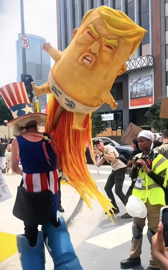 美国人民的游街装备库越来越丰富了，这武器造型要是放到《怪物猎人》里既能当战锤，又