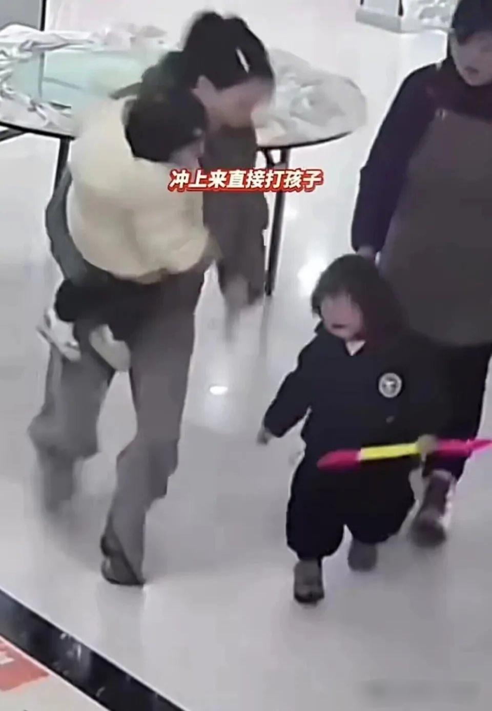 2岁娃被扇到骨折，对方妈妈竟是为娃出气？这次，绝不和解！太让人气愤了！真的，