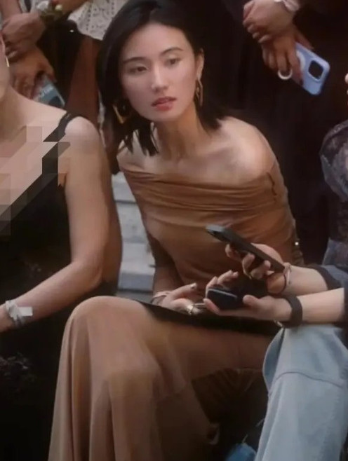 李亚鹏老婆上海看秀！穿一字肩长裙坐首排很瘦，175腰臀比似超模，李亚鹏做生意的眼