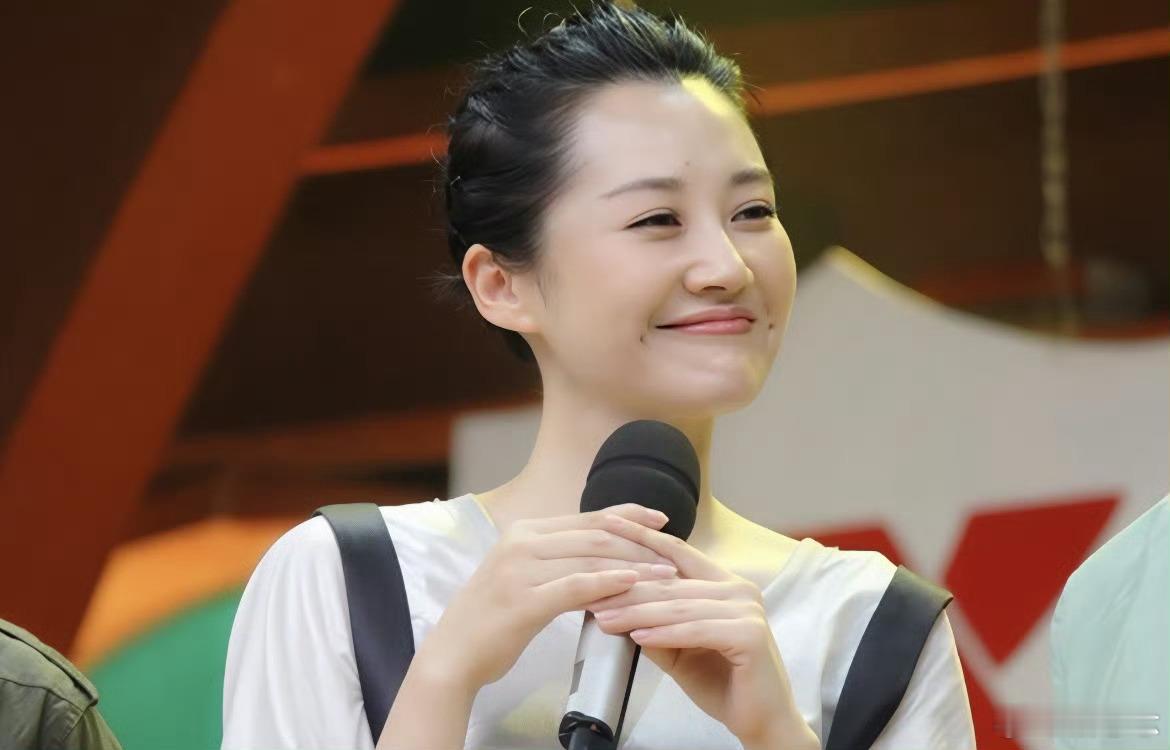 原来许晴看谁都这样都说许晴眼神自带拉丝氛围感，其实不是心生好感，而是待人时全然投