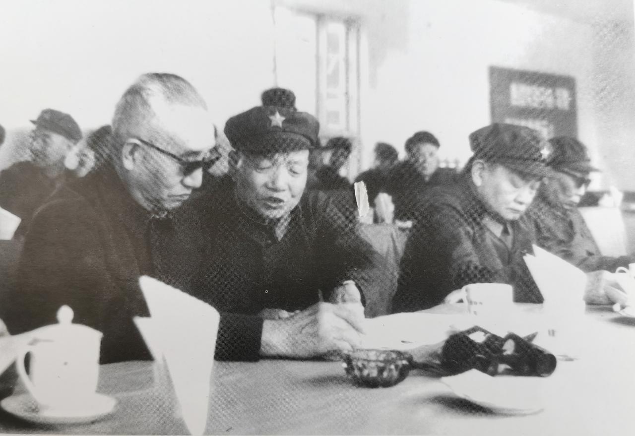 1977年，在北京南口陪同徐向前元帅观看反坦克武器试验。左一是徐向前元帅，他是军