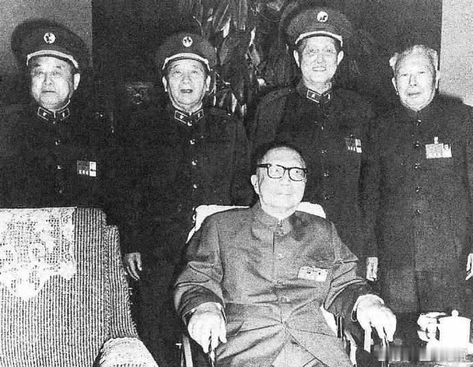 聂荣臻元帅身后的四位将军，在1955年时的军衔有少将，有中将，有上将，可是到了1