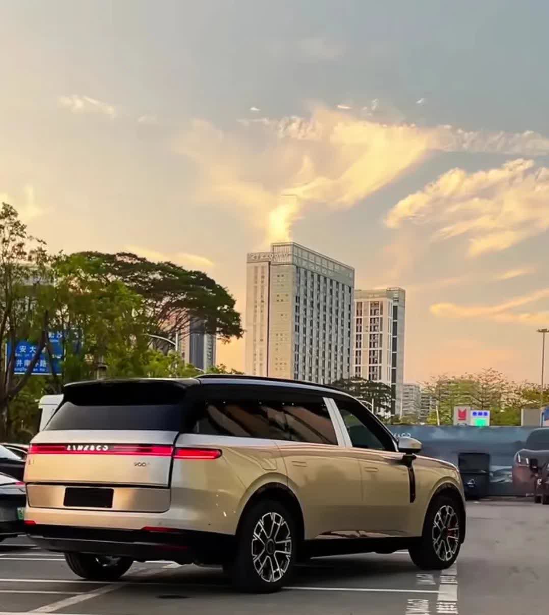 这骚车，一天勾引我几百次！就因为前两天在路上看到一辆挂红丝带的新车，确实好看