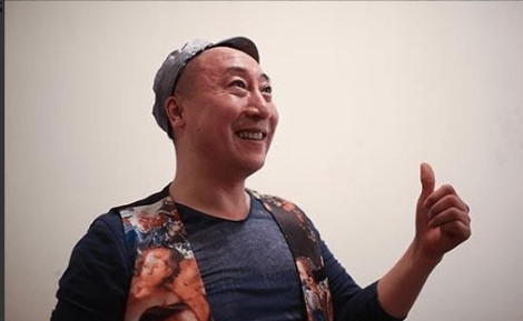 2016年，赵本山的爱徒“牛二”张小光，骑着摩托车强闯ETC通道，被自动落下的收