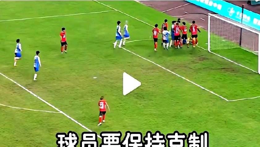 “岳阳队和常德队球员挺”——挺的不是兄弟，是火药桶。哨声一响，两人胸口一顶，