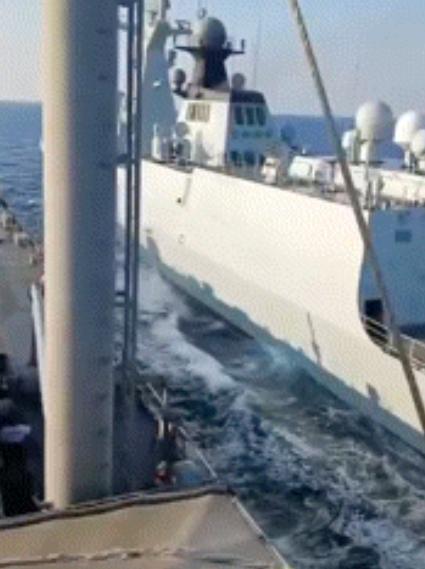 菲律宾公布的最新画面显示，我海军054A型导弹护卫舰高速逼近菲律宾“本格特”号