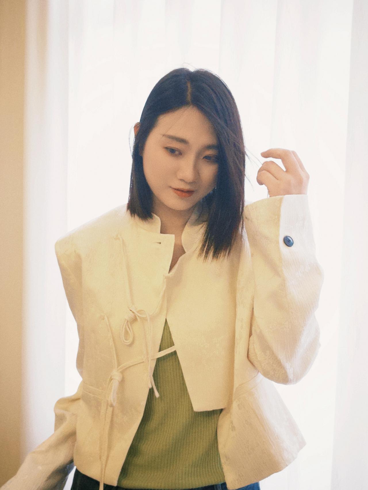 这姑娘穿得真有气质！