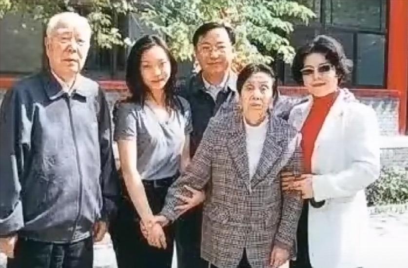 晚年万里同志与夫人边涛，携三子万季飞、三儿媳王晓民、孙女万宝宝，于北京居所庭院留