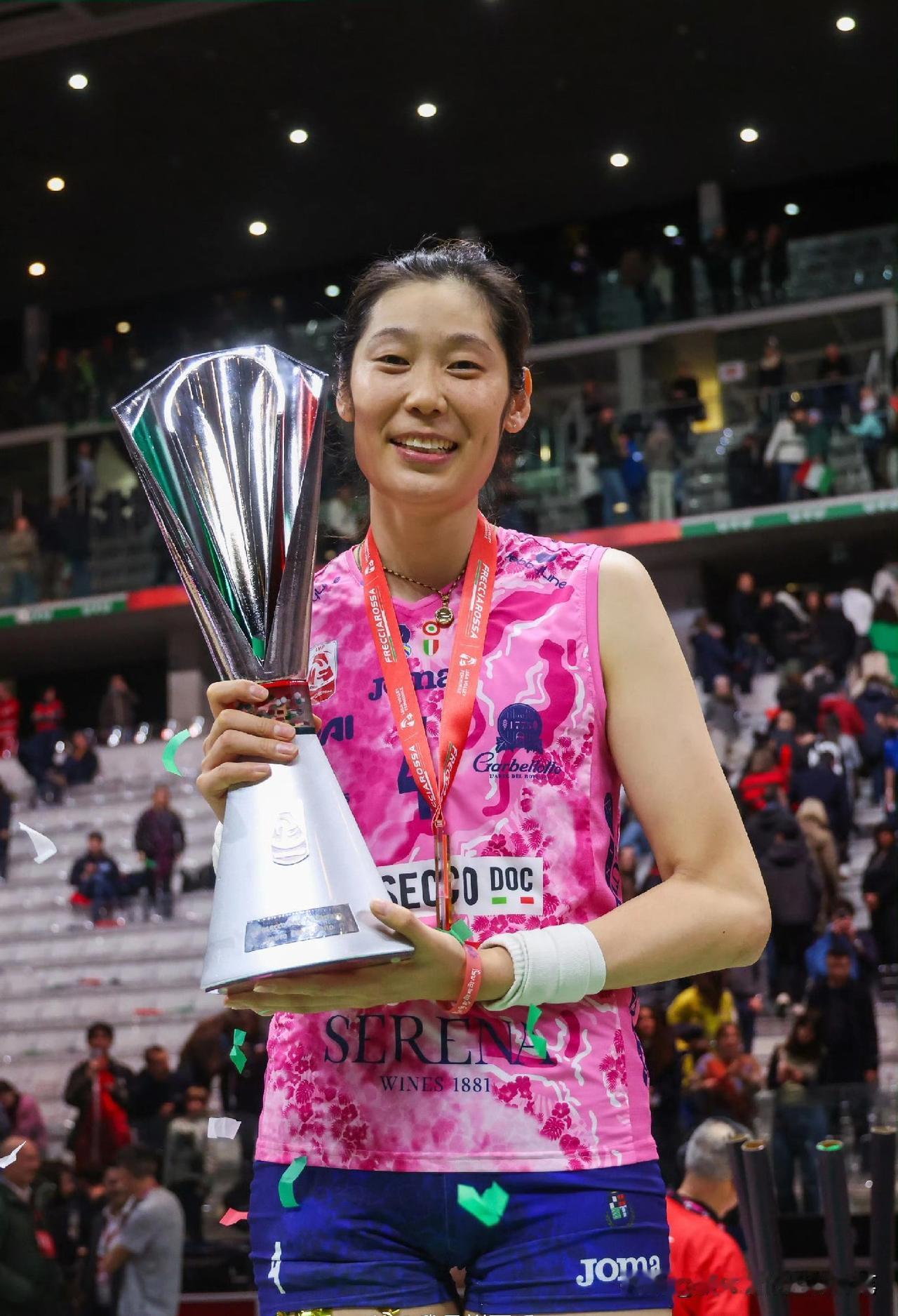 和朱婷一样开心得睡不着[呲牙笑]朱婷，今晚你表现咋那么牛啊，比赛越到了关键时刻，