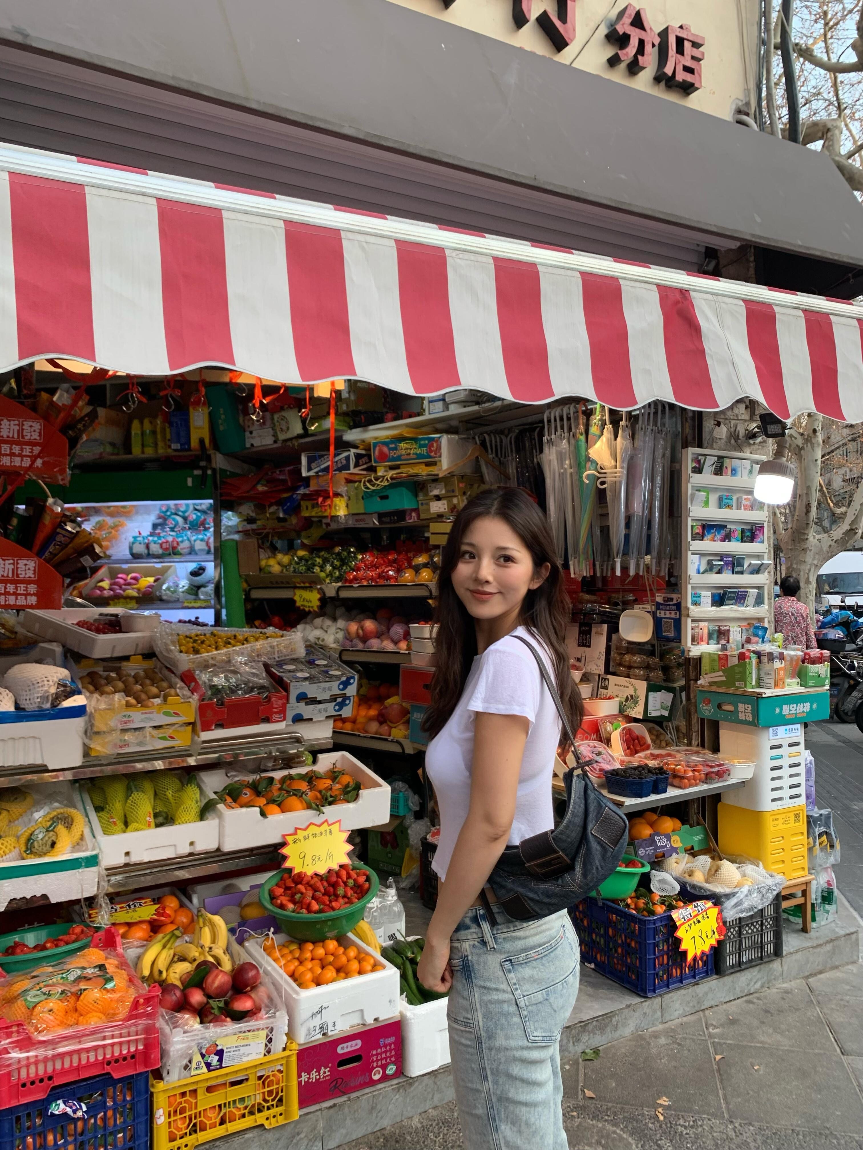 陪嫂子出来水果店买水果。