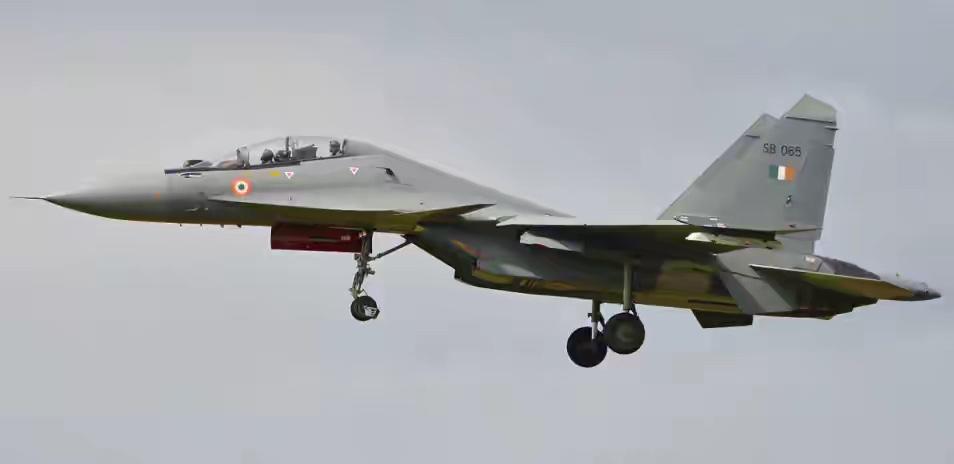 普京疯狂给印度灌迷魂汤：你们是世界第三大国，英国算什么？莫迪亲自赴机场拥抱接