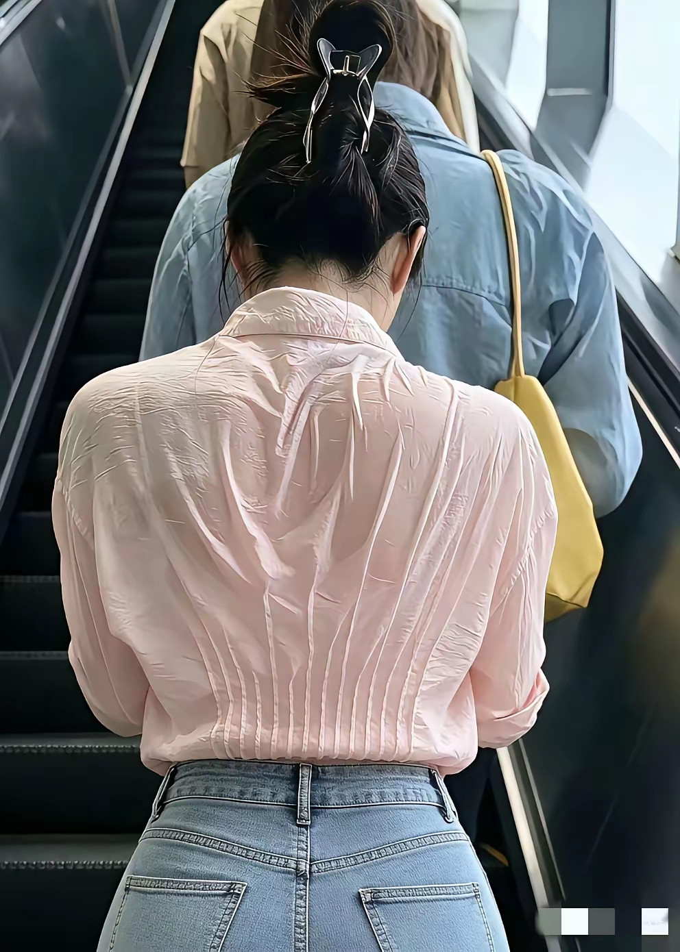 有点像农村大太阳干农活之后的样子