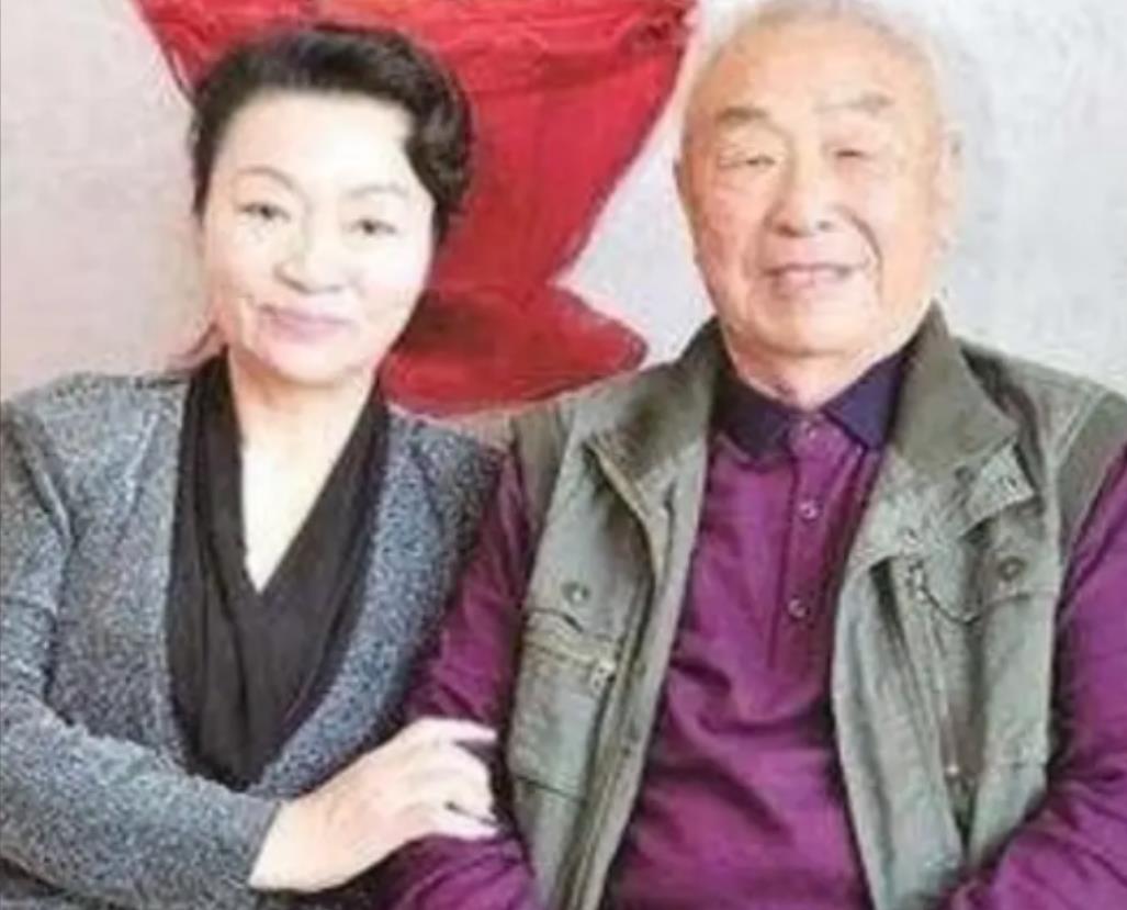 1977年，44岁的陈景润住院期间，对一位27岁的女军医产生了好感，他鼓起勇气表