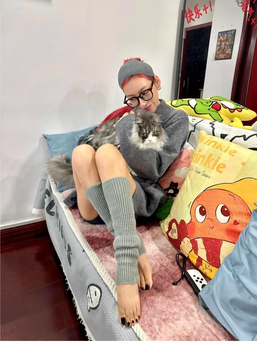 要是不涂黑色指甲油，脚趾头也不能这么显黑。