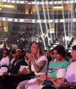 太不讲卫生了，香肠自己含过又吐出来让自己的男友吃，完全是传播细菌，我真的无法接受