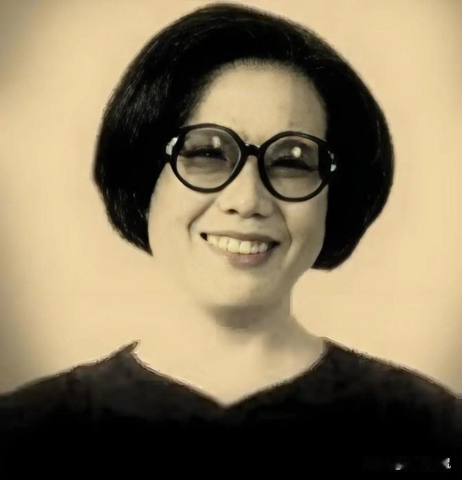 1942年，著名女作家沉樱正怀3胎时，得知丈夫把全部家当了3万块，拿去给戏子赎身